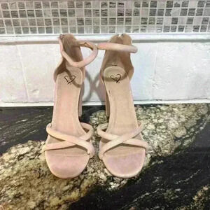 Women's Heels Beige Size 7 1/2! Not perfect condition